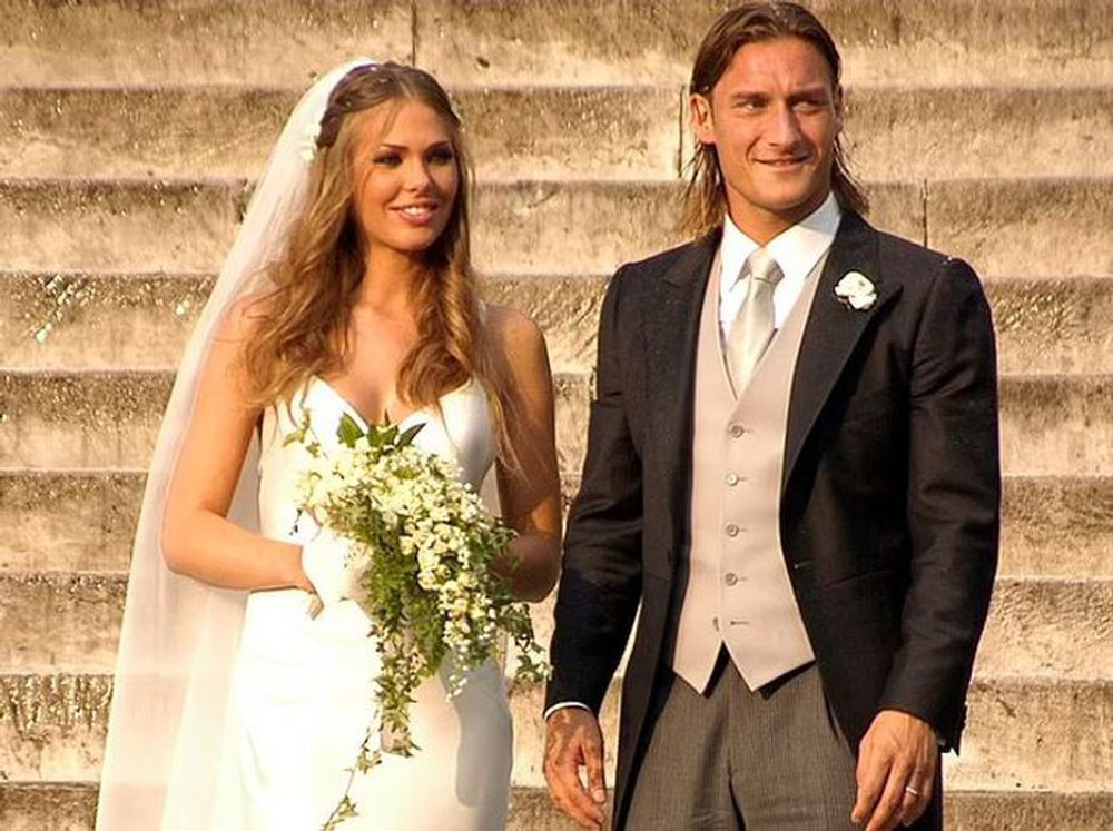 Đọc tin nhắn ngoại tình của vợ, huyền thoại bóng đá Ý Totti bị trầm cảm - Ảnh 2.