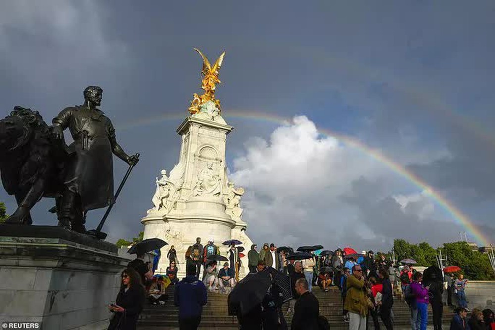 Khoảnh khắc diệu kỳ trên linh cữu Nữ hoàng Elizabeth II - Ảnh 3.