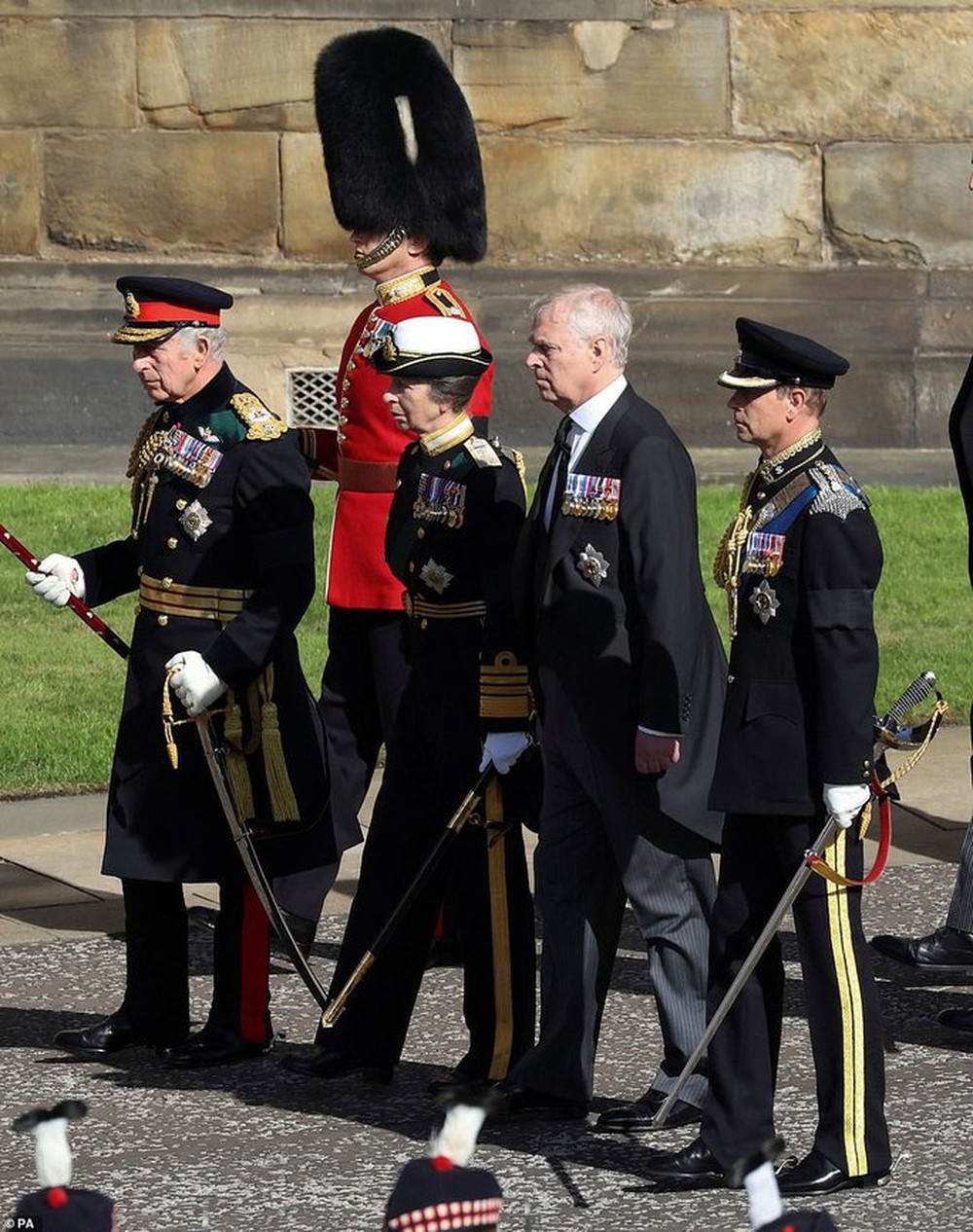 Khoảnh khắc diệu kỳ trên linh cữu Nữ hoàng Elizabeth II - Ảnh 1.