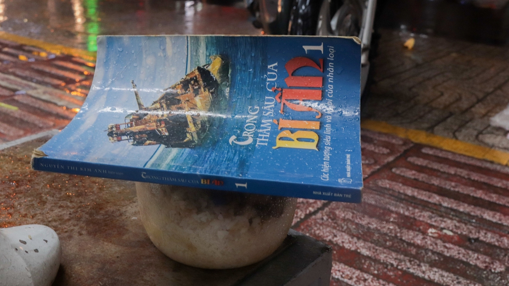 Giữa lòng Sài Gòn hoa lệ, ngồi nghe cụ bà bán sách kể chuyện đời thường