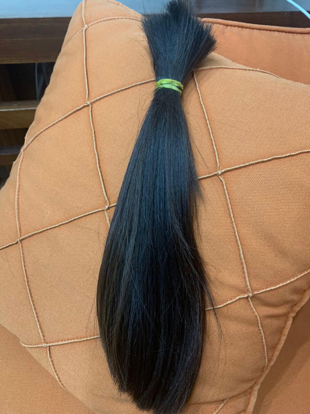 Bé gái cắt tóc tặng bệnh nhân ung thư - Ảnh 1.