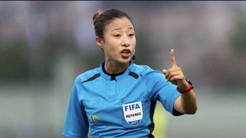 Nhan sắc trọng tài nữ điều khiển trận đấu có U20 Việt Nam - Ảnh 3.