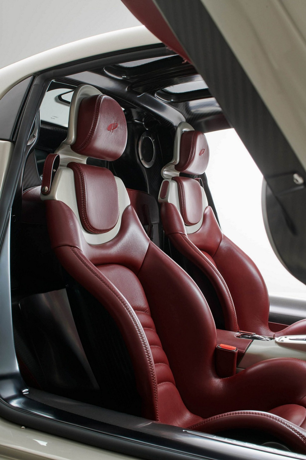 Pagani Utopia ra mắt: Kế cận Huayra, giá từ 2,19 triệu USD, dùng hộp số sàn và động cơ Mercedes
