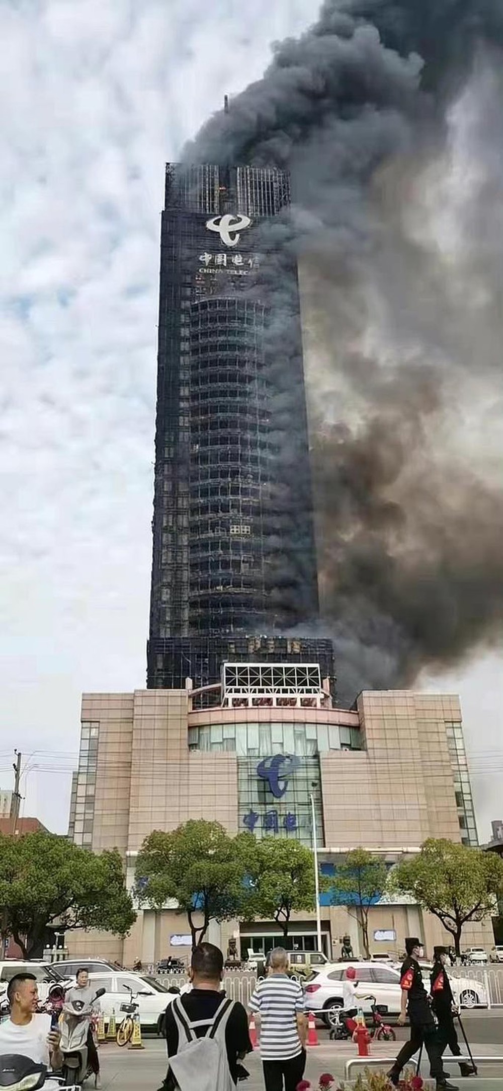 Hình ảnh tòa nhà 42 tầng cháy đen ở Trung Quốc - Ảnh 3.