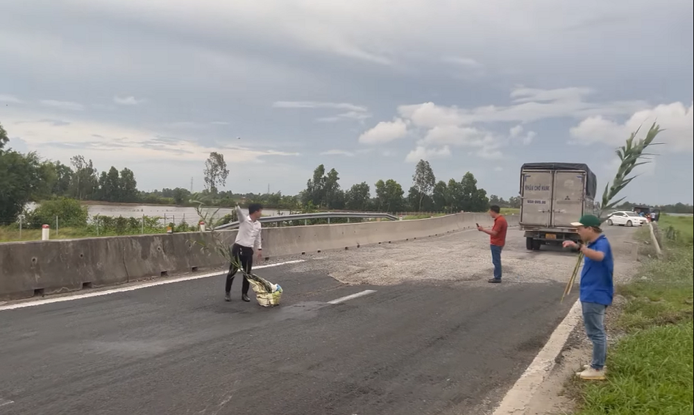 Thấy xe gặp nạn ở cao tốc, chàng trai nán lại đến khuya làm hành động “lạ”