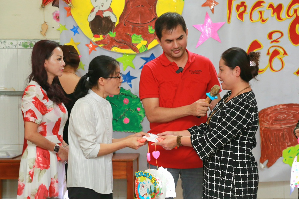 Diễn viên Đức Tiến, hoa hậu Ninh Nguyễn tặng quà cho trẻ mồ côi - Ảnh 3.