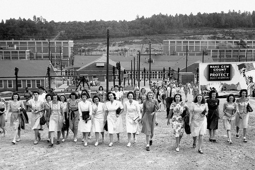 Những cô gái Calutron của dự án chế bom nguyên tử - Ảnh 1.