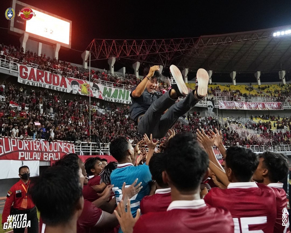 U20 Indonesia hạ Việt Nam, CĐV muốn ký hợp đồng trọn đời với HLV Shin Tae Yong - Ảnh 1.