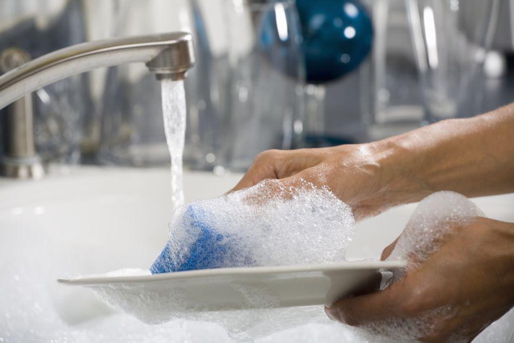 Những sai lầm phổ biến trong việc rửa bát: Điều thứ 2 99% các gia đình dễ mắc phải - Ảnh 1.