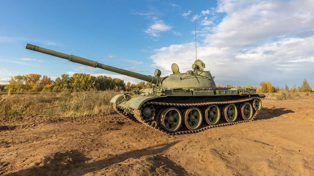 Lực lượng vũ trang Ukraine thu giữ xe tăng T-62 của Nga - Ảnh 4.