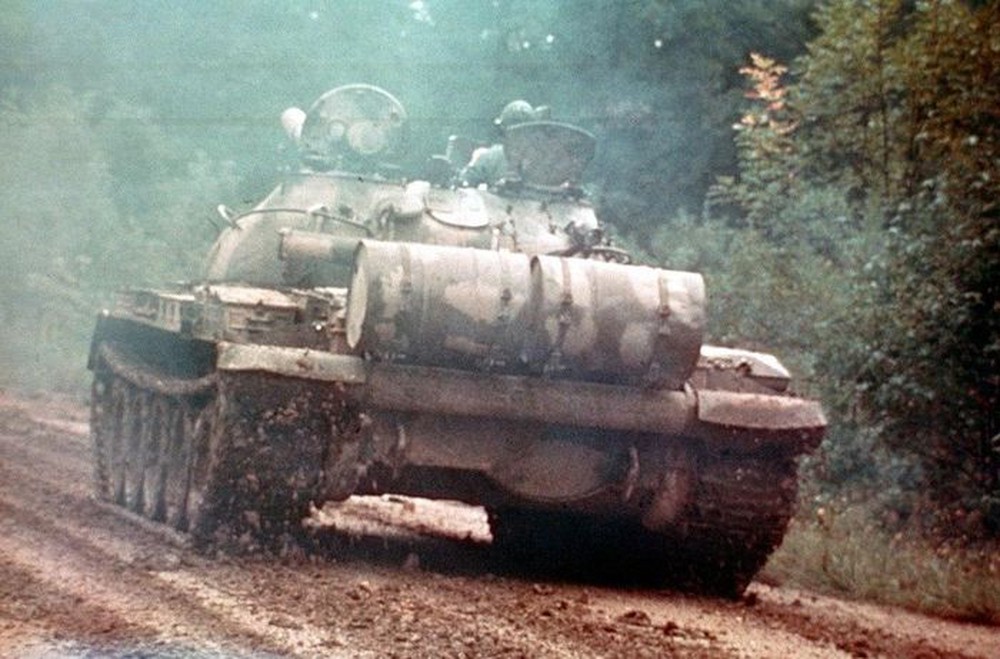 Lực lượng vũ trang Ukraine thu giữ xe tăng T-62 của Nga - Ảnh 3.