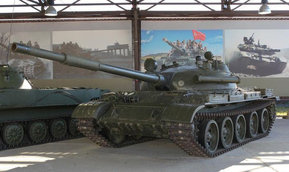 Lực lượng vũ trang Ukraine thu giữ xe tăng T-62 của Nga - Ảnh 2.