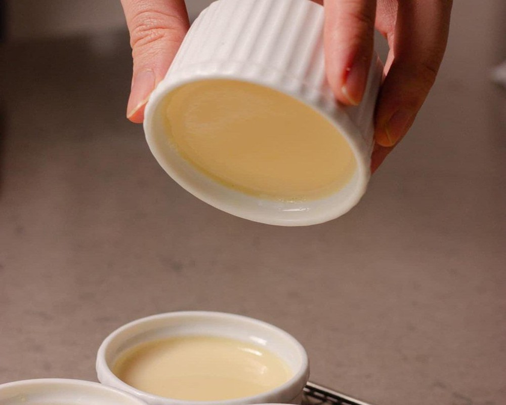 Cách làm sữa chua úp ngược bằng nồi chiên không dầu cực đơn giản - Ảnh 1.