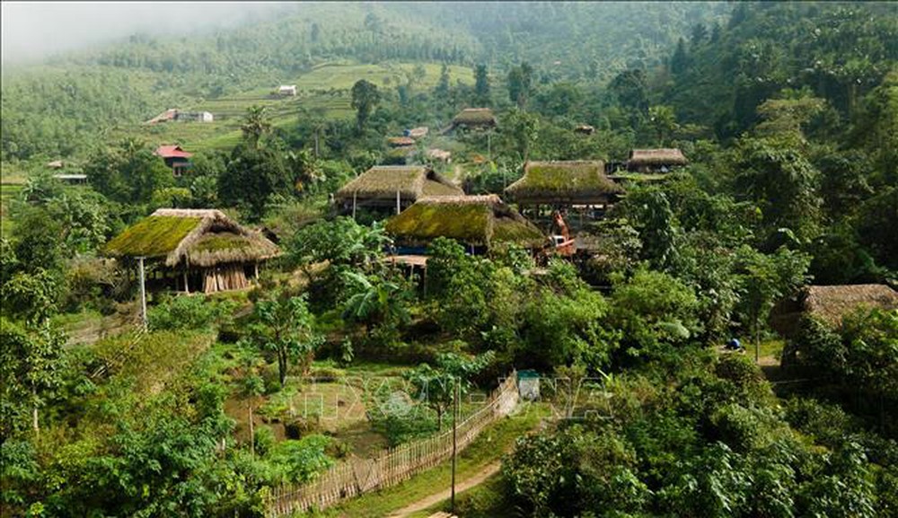  Độc đáo những mái nhà rêu phong nép mình trên dãy Tây Côn Lĩnh (Hà Giang) - Ảnh 1.