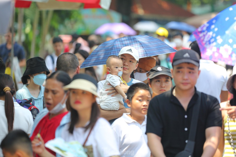 Người Hà Nội chen chúc trong công viên Thủ Lệ ngày 2/9 - Ảnh 3.