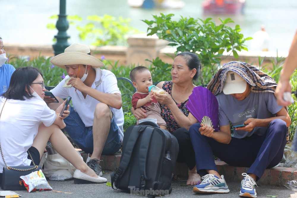 Người Hà Nội chen chúc trong công viên Thủ Lệ ngày 2/9 - Ảnh 7.