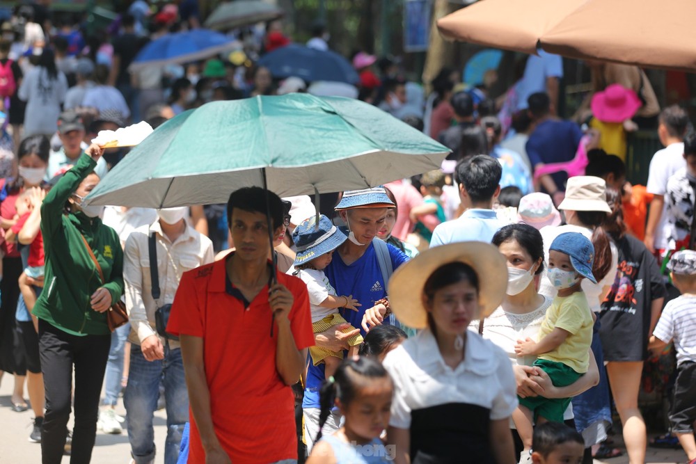 Người Hà Nội chen chúc trong công viên Thủ Lệ ngày 2/9 - Ảnh 9.