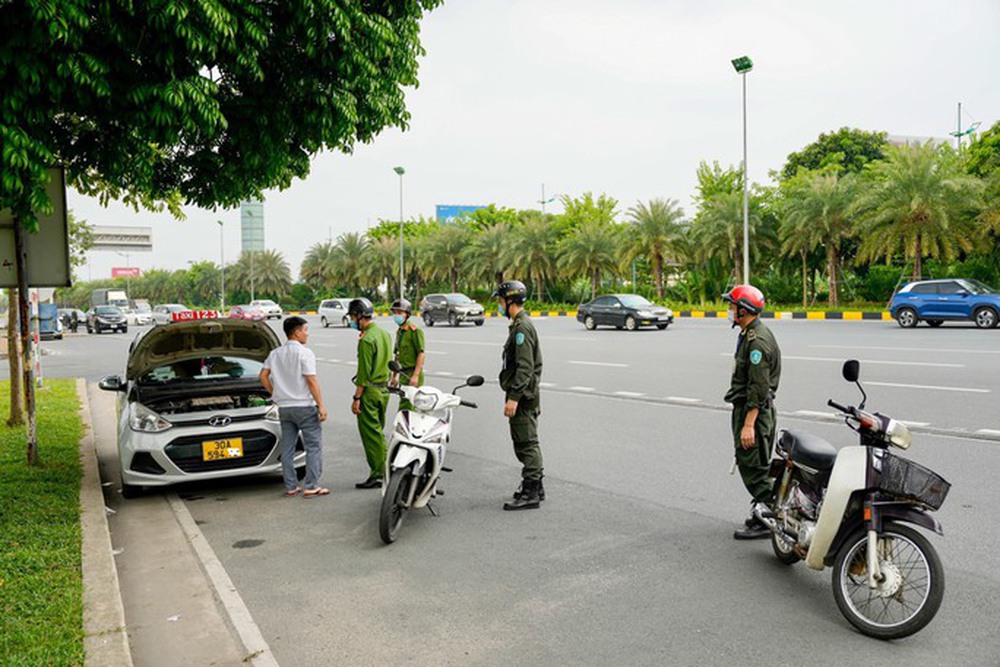 An ninh hàng không Nội Bài bị tài xế taxi hành hung - Ảnh 1.
