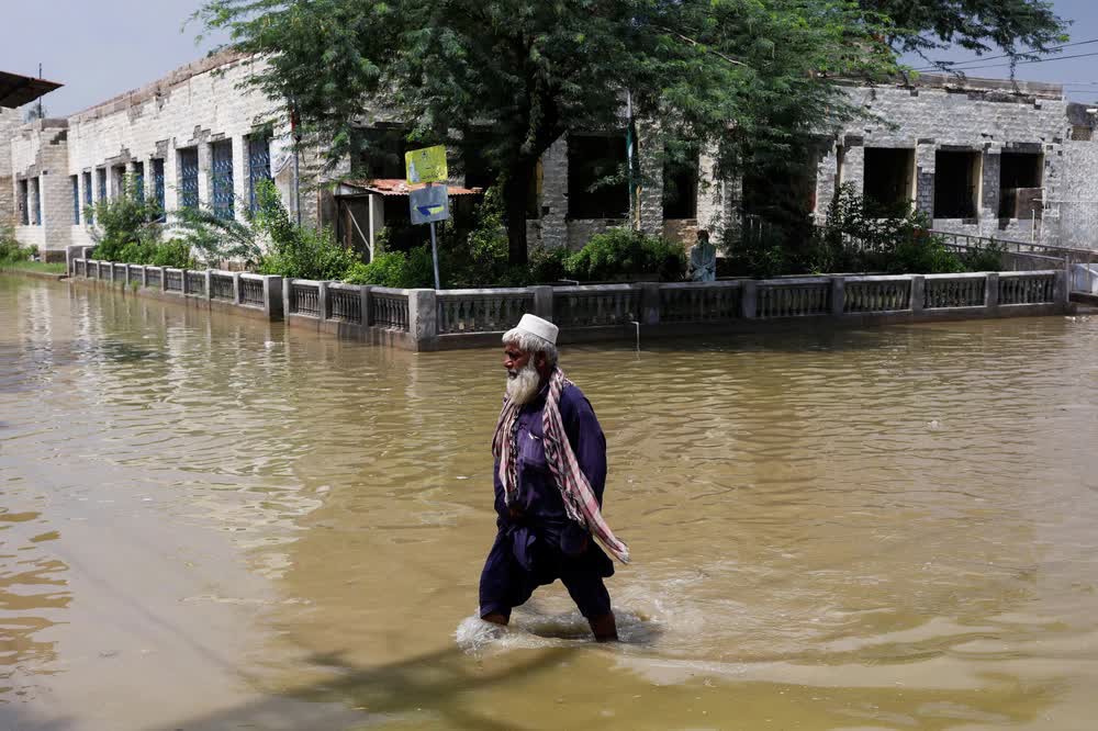 Từ lò lửa đến lũ lụt: Thành phố nóng nhất thế giới ở Pakistan hiện đang chìm trong nước - Ảnh 1.