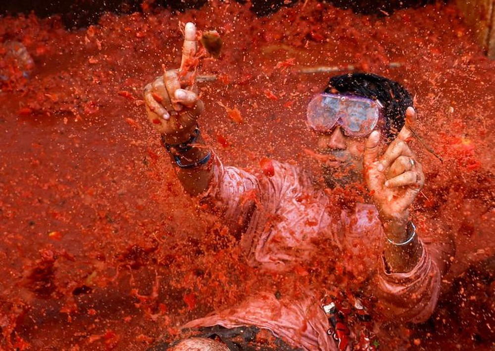 Lễ hội ném cà chua nhuộm đỏ thị trấn ở Tây Ban Nha - Ảnh 4.