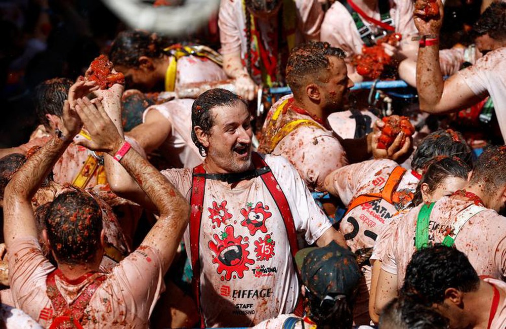Lễ hội ném cà chua nhuộm đỏ thị trấn ở Tây Ban Nha - Ảnh 7.