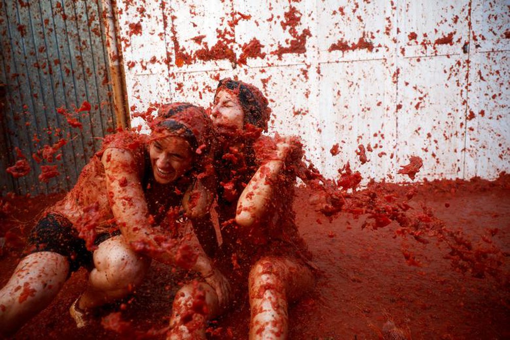 Lễ hội ném cà chua nhuộm đỏ thị trấn ở Tây Ban Nha - Ảnh 8.