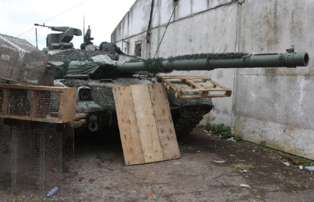 Ukraine thu giữ nguyên vẹn xe tăng hiện đại nhất của Nga trên chiến trường - Ảnh 2.
