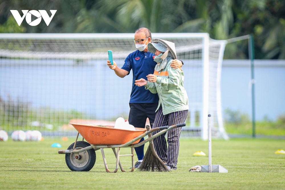 HLV Park Hang Seo “gây sốt cộng đồng mạng” trước trận đấu với ĐT Singapore - Ảnh 9.