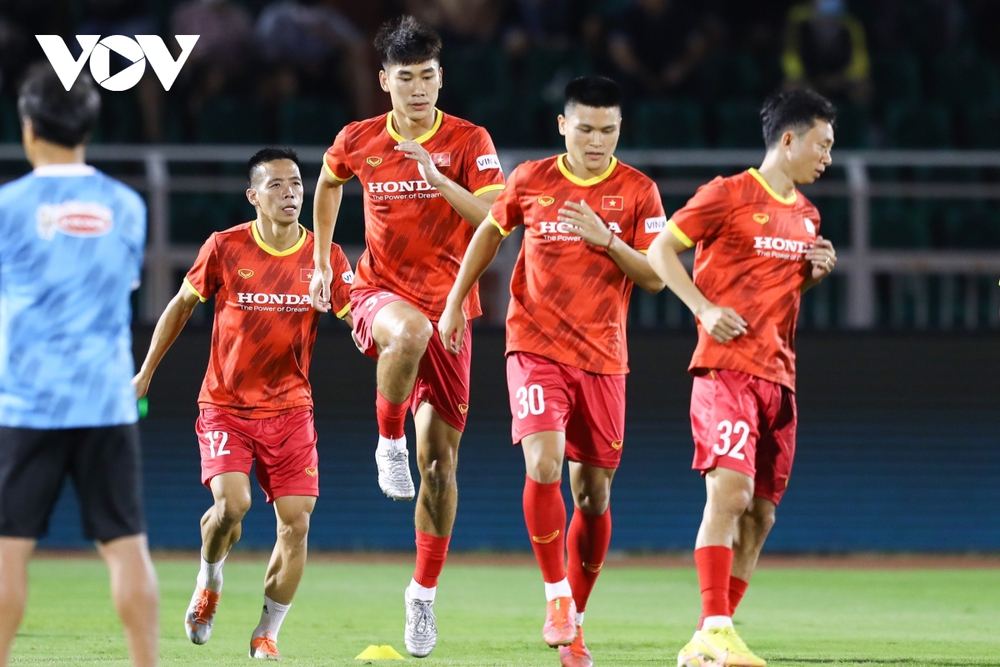 TRỰC TIẾP ĐT Việt Nam 0 - 0 ĐT Singapore: Thử nghiệm giông bão của thầy Park - Ảnh 3.