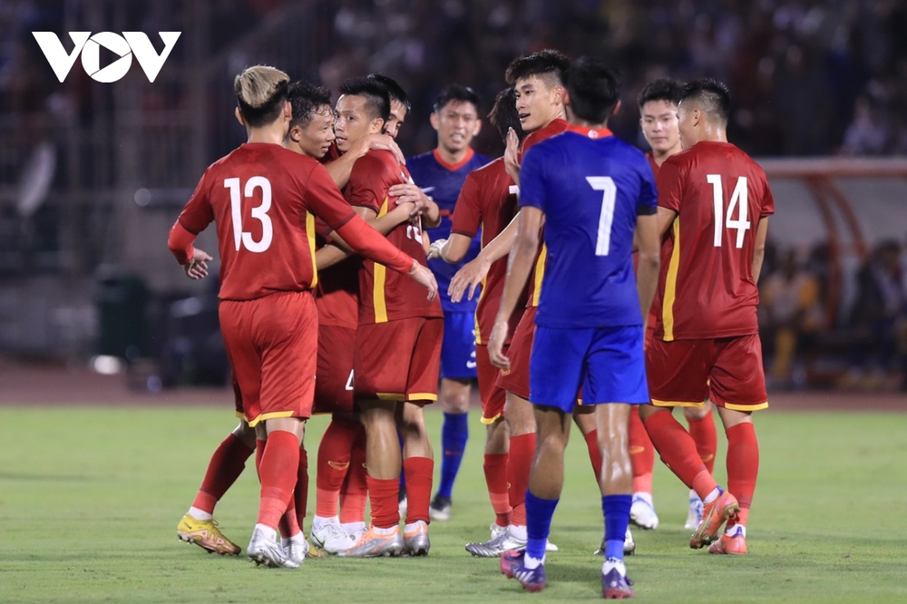 TRỰC TIẾP ĐT Việt Nam 1 - 0 ĐT Singapore: Văn Quyết lập siêu phẩm - Ảnh 1.