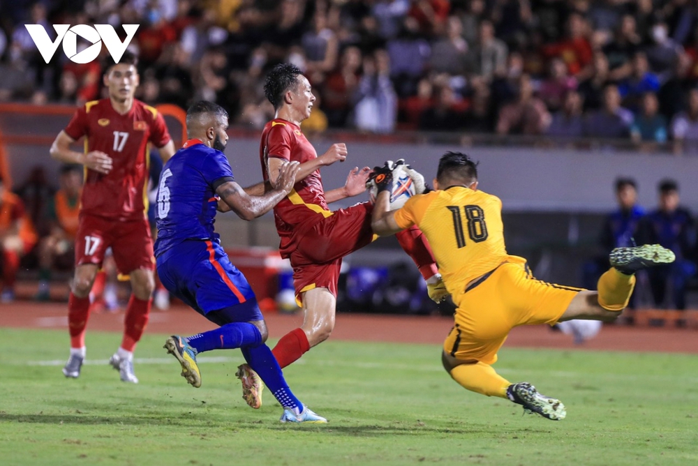 TRỰC TIẾP ĐT Việt Nam 3 - 0 ĐT Singapore: Chủ nhà thong dong - Ảnh 1.