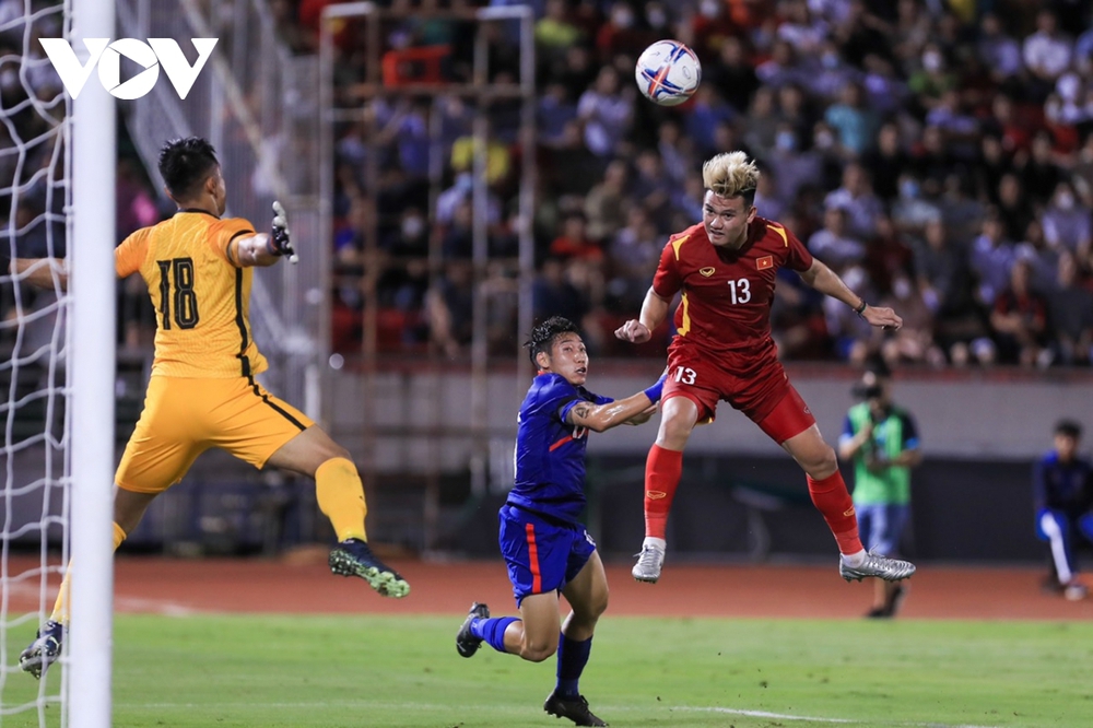 TRỰC TIẾP ĐT Việt Nam 3 - 0 ĐT Singapore: Chủ nhà thong dong - Ảnh 2.