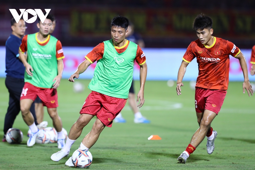 TRỰC TIẾP ĐT Việt Nam 0 - 0 ĐT Singapore: Thử nghiệm giông bão của thầy Park - Ảnh 2.