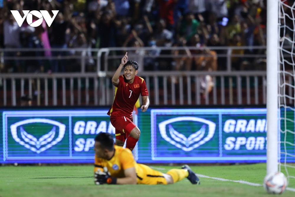 TRỰC TIẾP ĐT Việt Nam 3 - 0 ĐT Singapore: Chủ nhà thong dong - Ảnh 2.