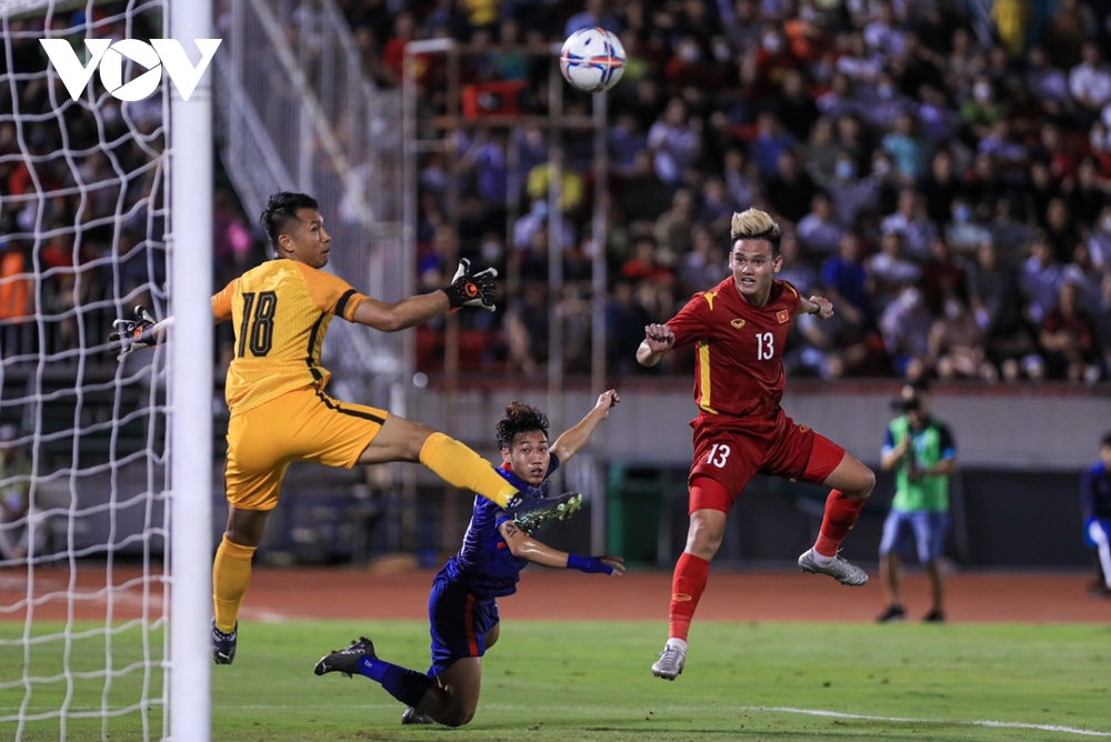 TRỰC TIẾP ĐT Việt Nam 3 - 0 ĐT Singapore: Chủ nhà thong dong - Ảnh 1.