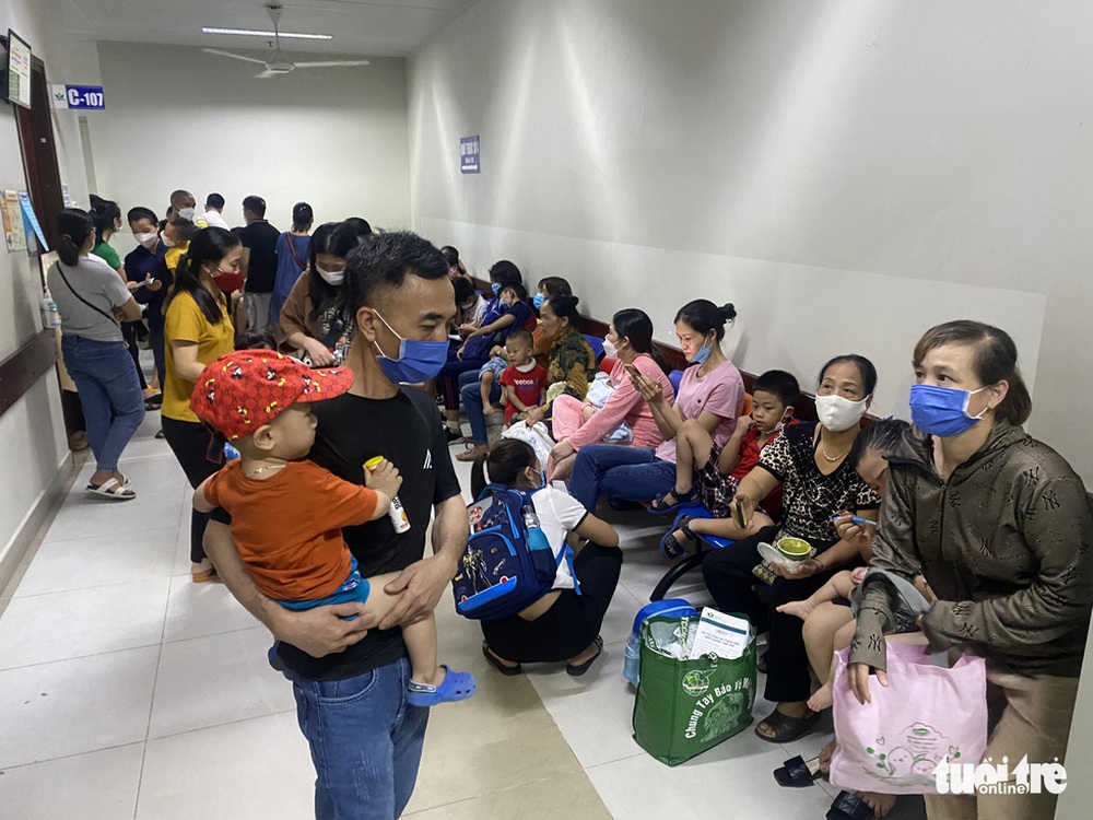 Bệnh nhi nằm vạ vật vì nhiều bệnh viện ở Hà Nội quá tải - Ảnh 1.