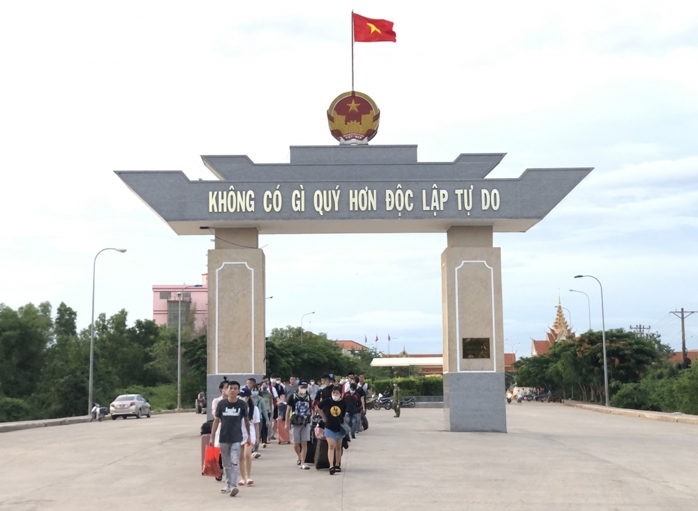 Kiên Giang tiếp nhận 226 công dân Việt Nam từ Campuchia về nước - Ảnh 2.