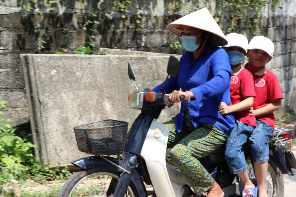 Người phụ nữ làm nghề ve chai nhận 3 đứa trẻ bơ vơ về nuôi - Ảnh 2.