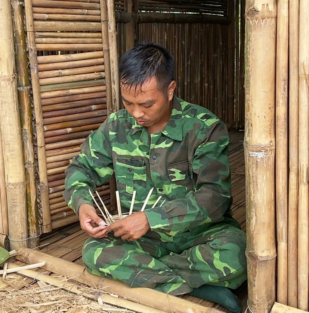 Chàng trai bỏ phố về giữa rừng dựng nhà tre để ở: Cô đơn nhưng yên bình, nuôi mơ ước lớn