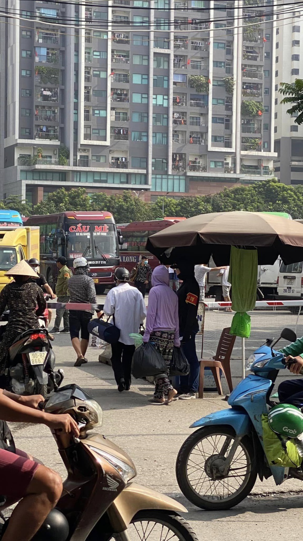 Cô gái lần đầu đến Hà Nội nhập học đã bị mất túi, ngỡ vô vọng thì bất ngờ xảy ra - Ảnh 1.