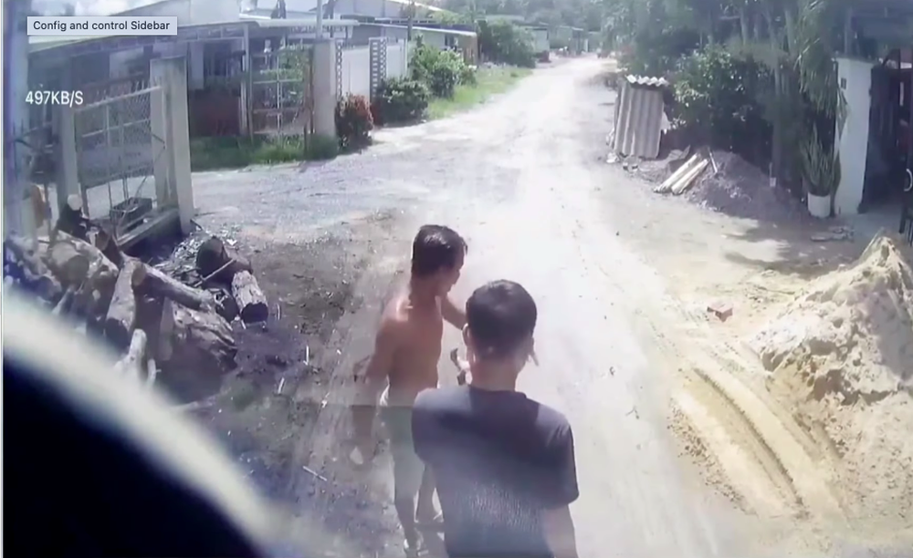 Clip: Tài xế bị nhóm người quây đánh vì lùi xe trúng đống cát đổ ven đường