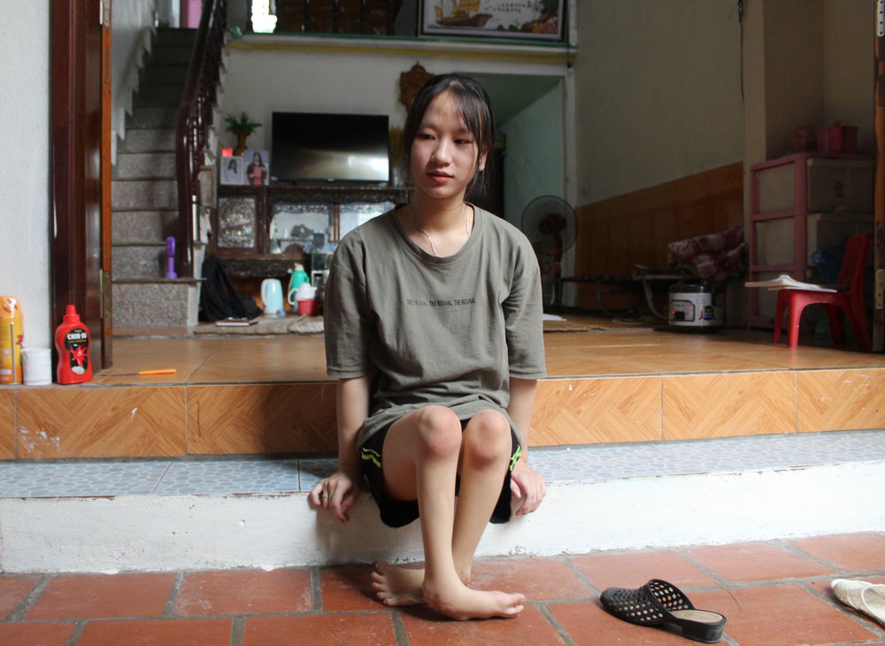 Nữ sinh liệt hai chân 10 năm tìm chữ ‘trên đôi chân của mẹ’