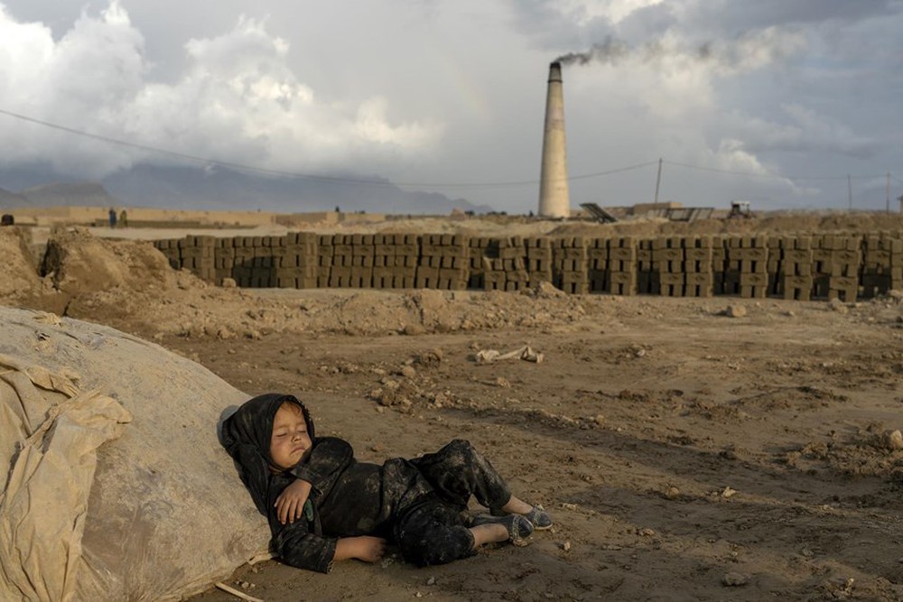 Những công nhân ‘tí hon’ trong các lò gạch ở Afghanistan - Ảnh 18.