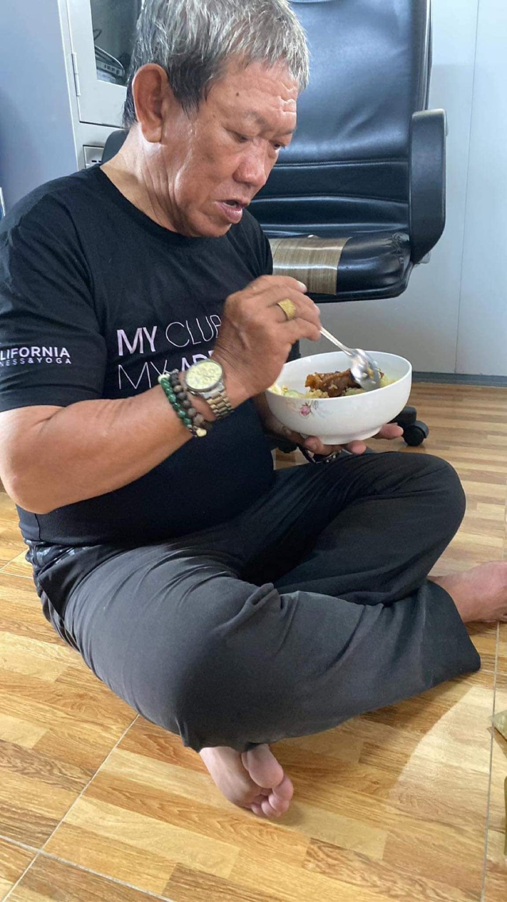 Thực hư chuyện cụ ông 82 tuổi tắm, ngủ ở ven kênh Sài Gòn, được nhận làm bảo vệ