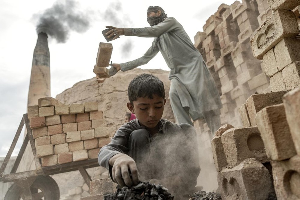 Những công nhân ‘tí hon’ trong các lò gạch ở Afghanistan - Ảnh 9.