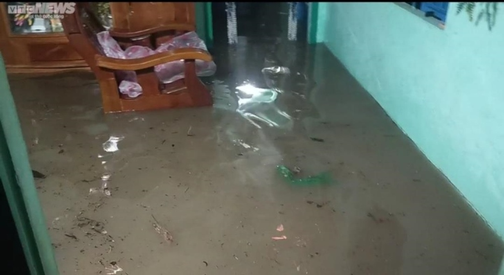 Phú Yên: Nhà chìm trong biển nước, dân hối hả chạy đồ sau cơn mưa xối xả - Ảnh 2.