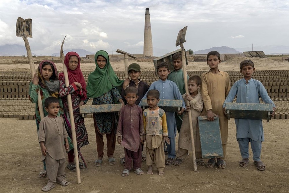 Những công nhân ‘tí hon’ trong các lò gạch ở Afghanistan - Ảnh 17.