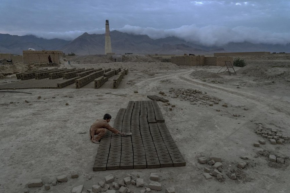 Những công nhân ‘tí hon’ trong các lò gạch ở Afghanistan - Ảnh 6.