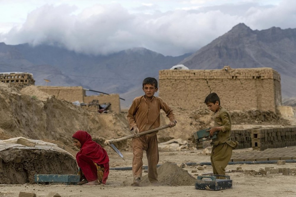 Những công nhân ‘tí hon’ trong các lò gạch ở Afghanistan - Ảnh 15.