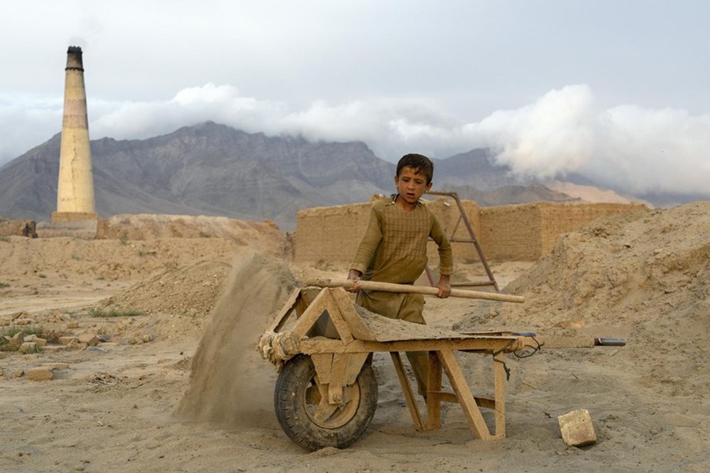 Những công nhân ‘tí hon’ trong các lò gạch ở Afghanistan - Ảnh 5.